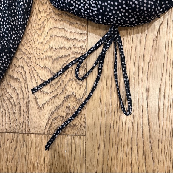 DYNAMITE | Printed Long Sleeve Blouse - Picture 14 of 15